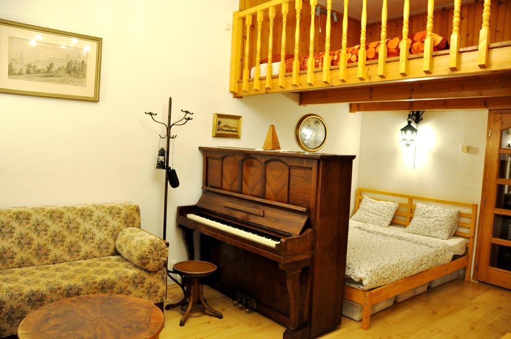 Traditional Slovak Apartment Братислава Екстер'єр фото
