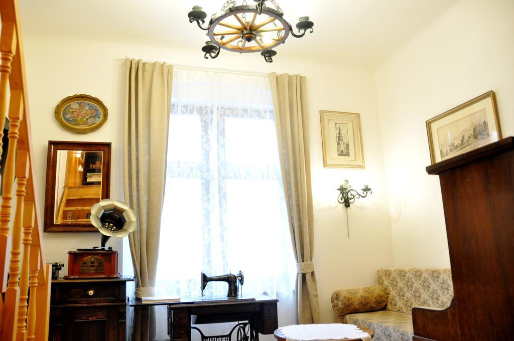 Traditional Slovak Apartment Братислава Екстер'єр фото